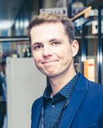 Das Bild zeigt ein Portrait von Herrn Gernot Vorraber. Er trägt ein blaues Hemd.